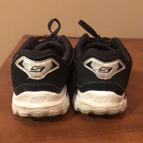 Sketchers 7.5 with yoga mat on inside  of shoes - Picture 2 of 4